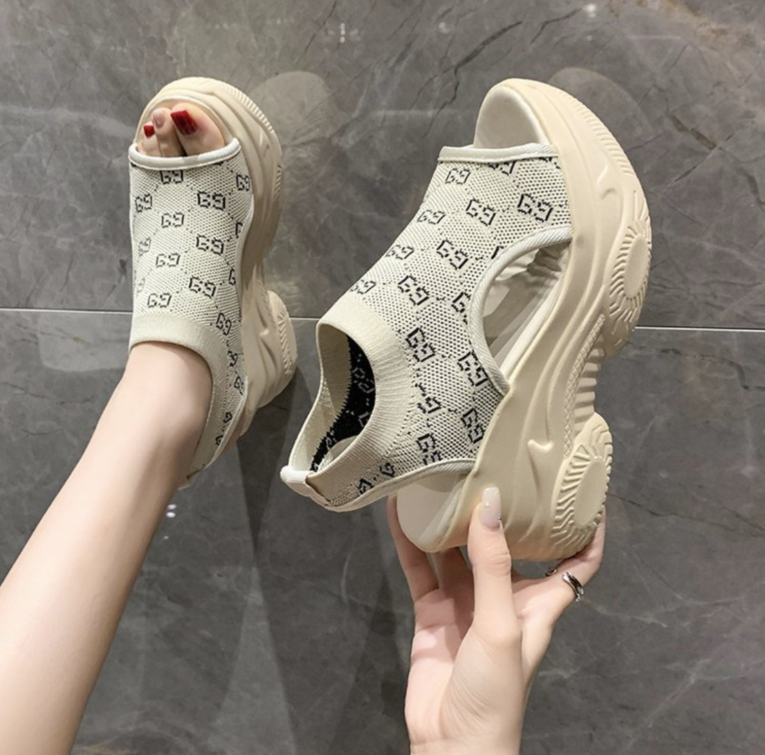 Sporty Platform Sandals with Open Toe Design S-152