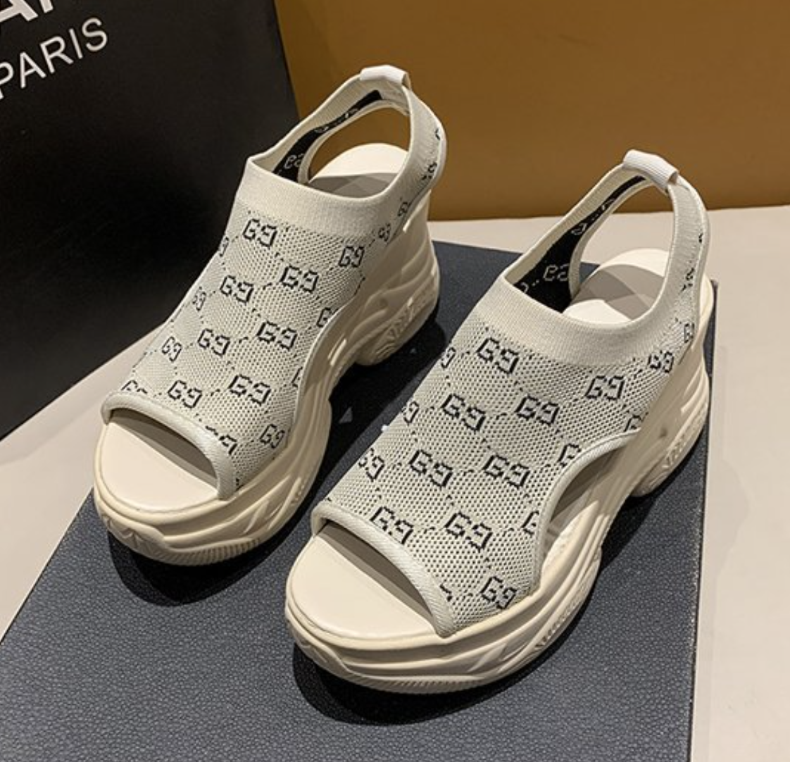 Sporty Platform Sandals with Open Toe Design S-152