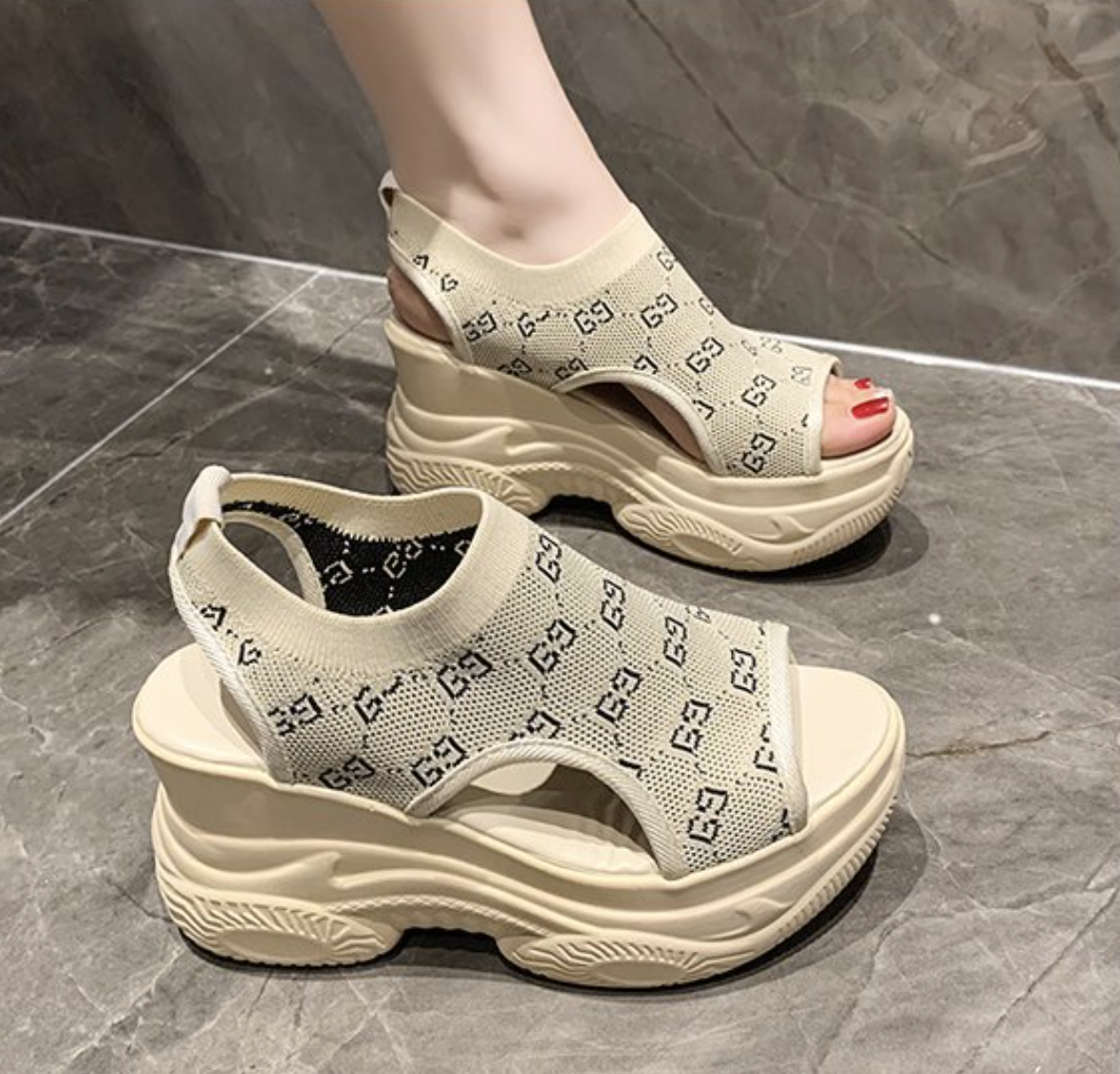 Sporty Platform Sandals with Open Toe Design S-152