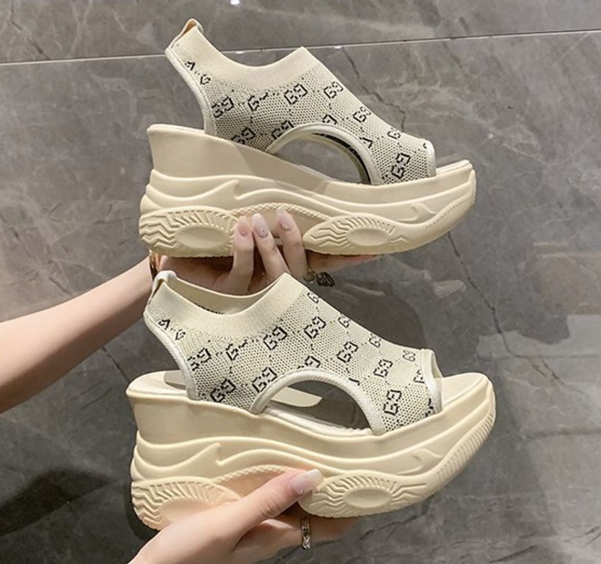 Sporty Platform Sandals with Open Toe Design S-152