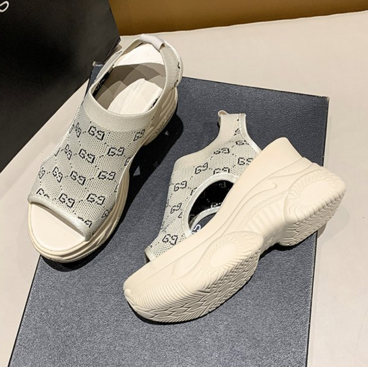 Sporty Platform Sandals with Open Toe Design S-152