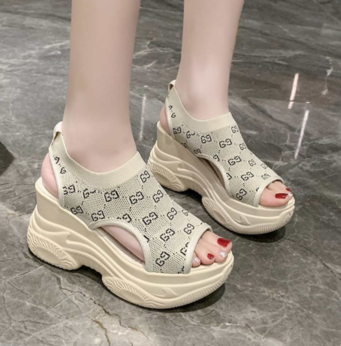 Sporty Platform Sandals with Open Toe Design S-152