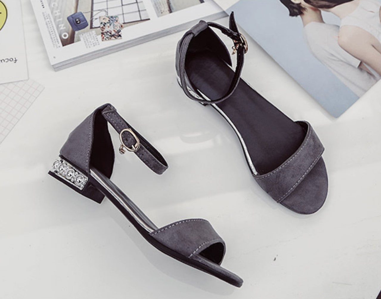 Elegant Flat Sandals with Decorative Heel and Dainty Ankle Charm S-40