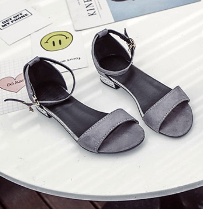 Elegant Flat Sandals with Decorative Heel and Dainty Ankle Charm S-40