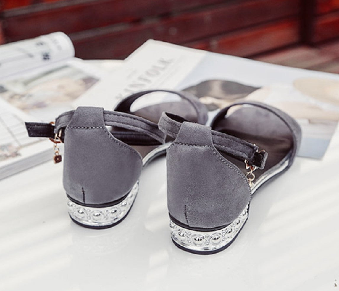 Elegant Flat Sandals with Decorative Heel and Dainty Ankle Charm S-40