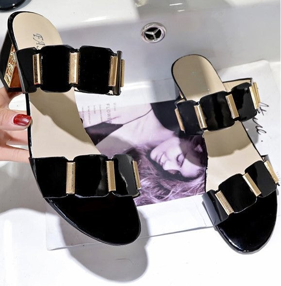 Sophisticated Gold Buckle Flat Sandals in Monochrome Palette S-31