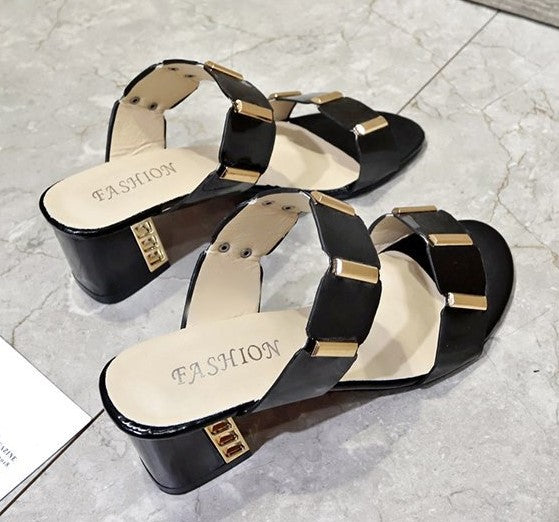 Sophisticated Gold Buckle Flat Sandals in Monochrome Palette S-31
