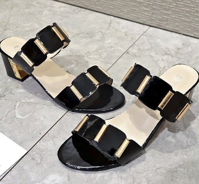 Sophisticated Gold Buckle Flat Sandals in Monochrome Palette S-31