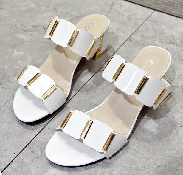 Sophisticated Gold Buckle Flat Sandals in Monochrome Palette S-31