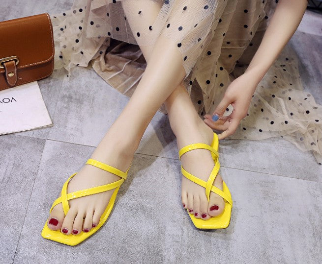Elegant Patent Leather Thong Sandals with Minimalist Design S-33