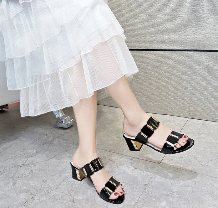 Sophisticated Gold Buckle Flat Sandals in Monochrome Palette S-31